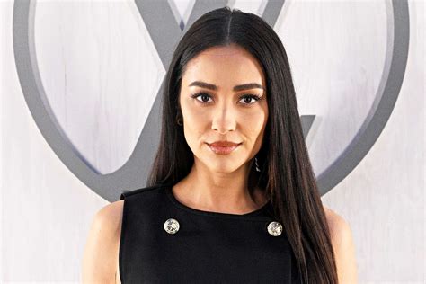 Shay Mitchell disappoints fans neglecting to mention Pinoy roots.